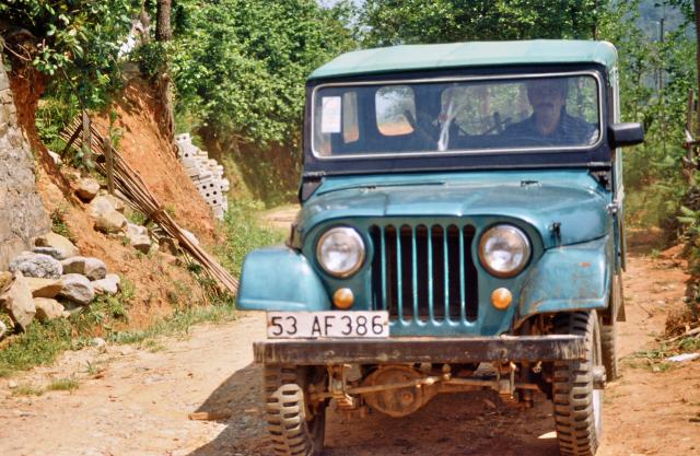 Onkel von Coskun in seinem alten Jeep
