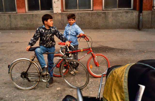 Kinder in ungarischer Kleinstadt