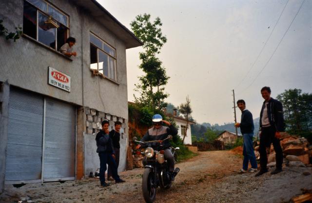 Osman auf dem Motorrad