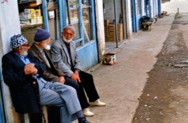 Alte M&auml;nner vor einem Laden
