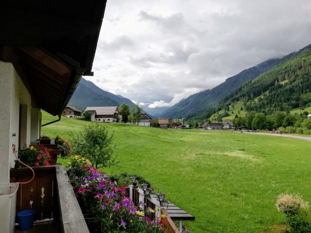 Dicke Wolken am Himmel beim Aufstehen