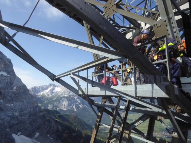 Arbeiter auf einem der Seilmasten