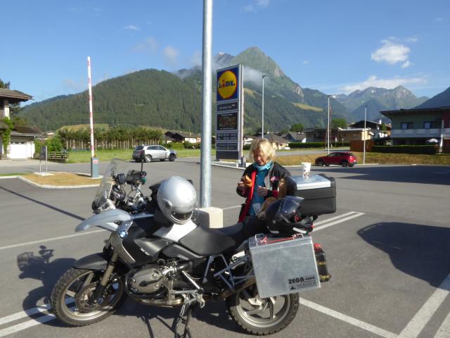 Frhstck vor dem Supermarkt