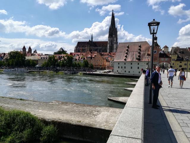auf der Steinernen Brücke in Regensburg