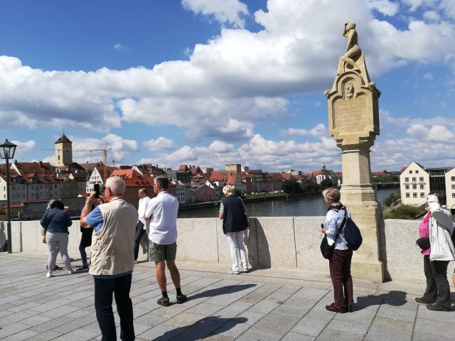 auf der Steinernen Brücke in Regensburg