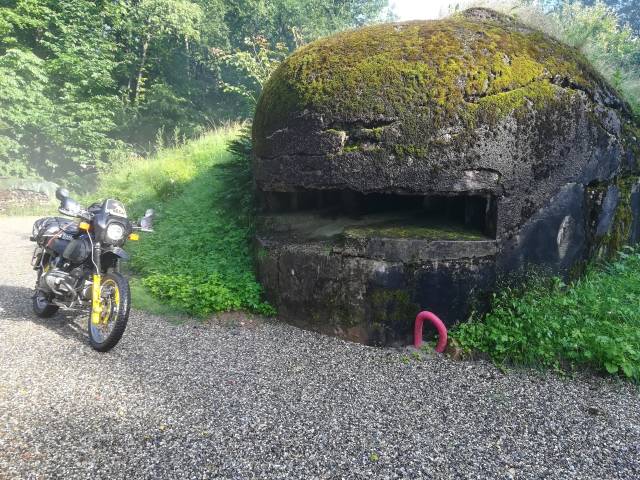 vor einem Bunker der Maginot-Linie in Soultz-sous-Forêts