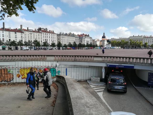 Einfahrt zum Parkhaus in Lyon
