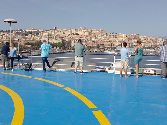 Blick auf die Kulisse von Cagliari von Bord aus