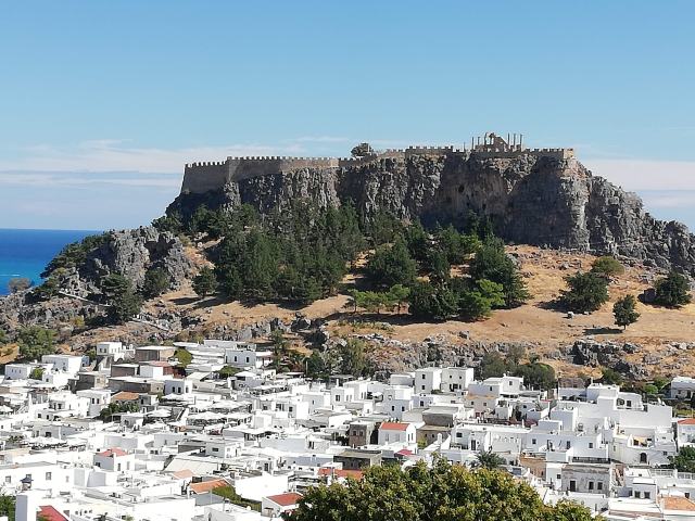 Blick auf Lindos von der Landseite aus