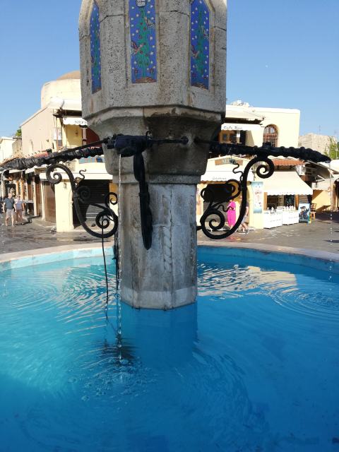 Hippokrates Platz und Eulen-Brunnen