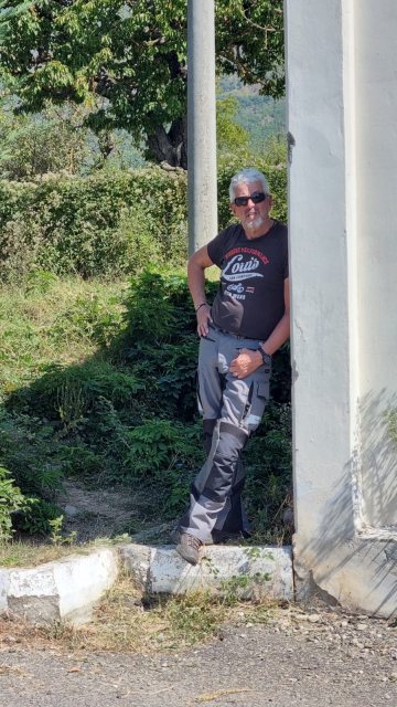 Warten im Schatten an der Grenze Nordmazedonien/Albanien