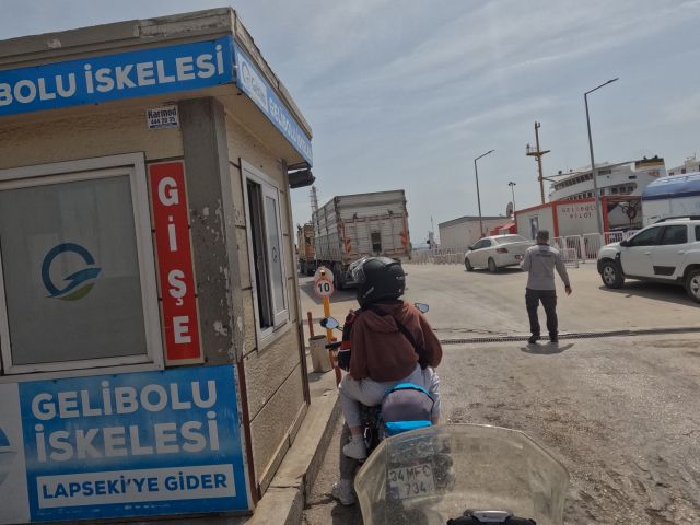 Fährkarte einlösen im Hafen von Gelibolu 