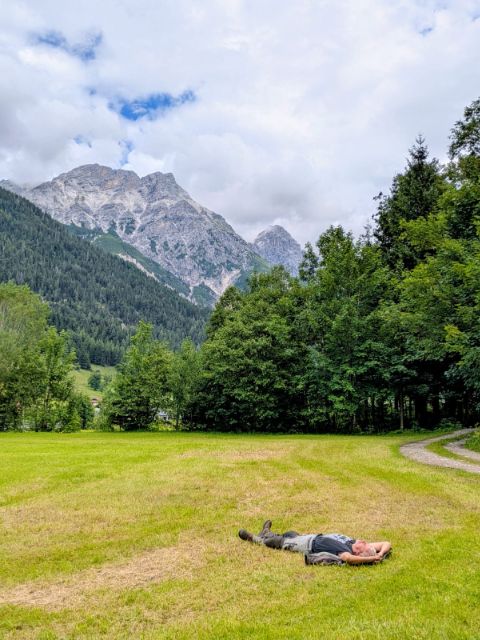 Danach ein weiteres Highlight, ganz unspektakulär, aber wunderbar: ein kleines Verdauungsschläfchen auf einer Wiese am Waldrand, begleitet vom Zirpen der Grillen und dem Rascheln der Blätter. 