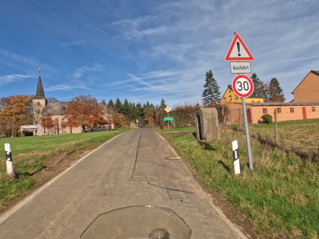 vorbei am Kreuzweg bei Manderscheid