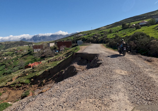 Straßenabbrüche sind hier immer zu erwarten.