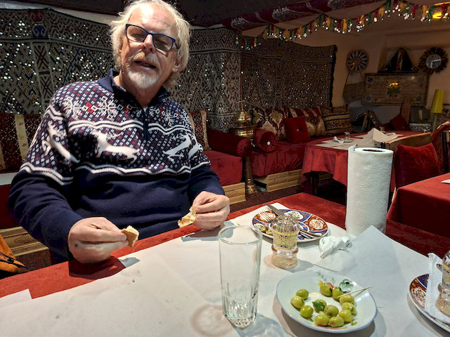 Ich wählte eine Tarjine mit Pflaumen und Lamm, Wolfgang hatte Lamm- und Huhnspieße. Zum Nachtisch gab es Banane als Saft und als Frucht. 