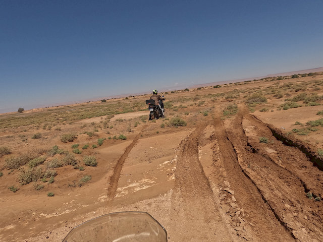 ein Chaos aus Reifenspuren