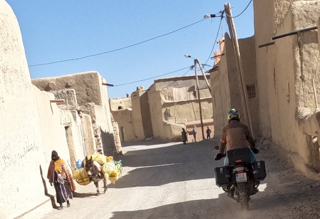 Lehmbauten bestimmen hier vielfach das Ortsbild