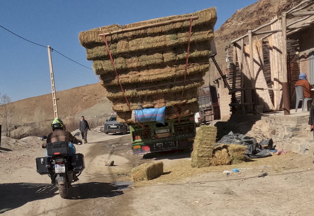 Auch heute sind wir wieder überladenen Strohlastern begegnet.