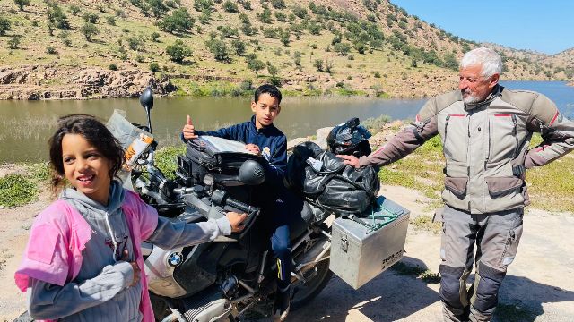 Mit strahlenden Augen wollten einige von ihnen unbedingt einmal darauf sitzen – ein Wunsch, den wir ihnen natürlich gerne erfüllten. 