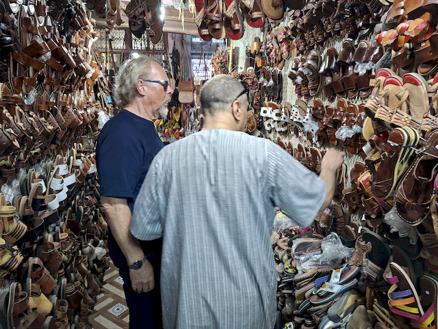 Wolfgang in der Medina von Taroudant beim Schuh-Einkauf