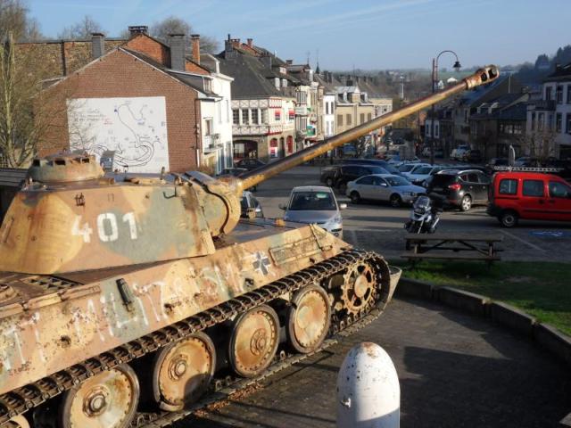 deutscher Panzer am Ortseingang von Houffalize