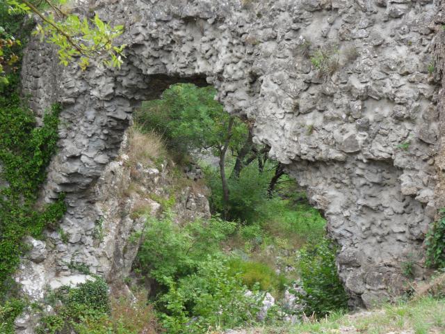römische Wasserleitung in Laroque-De-Fa