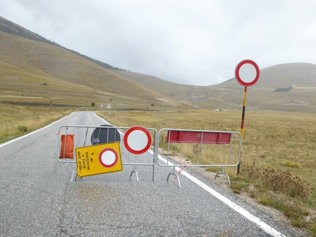 gesperrte Strae im Erdbebengebiet