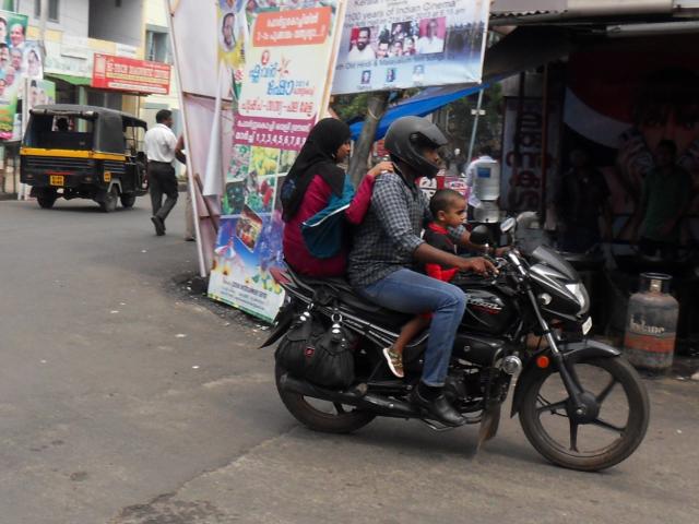 Familie auf Motorrad