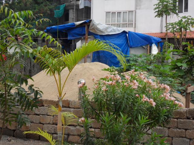 Behausung unter Planen vor unserem Hotel in Cochi