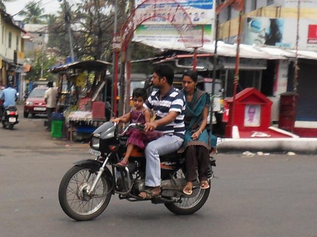 Familie auf Motorrad
