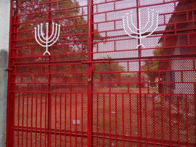 vor dem Jüdischen Friedhof in Cochi