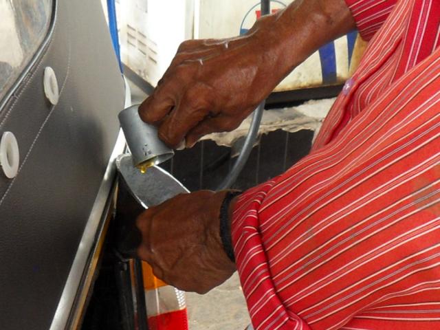 Auffüllen von Zweitaktöl für das TukTuk