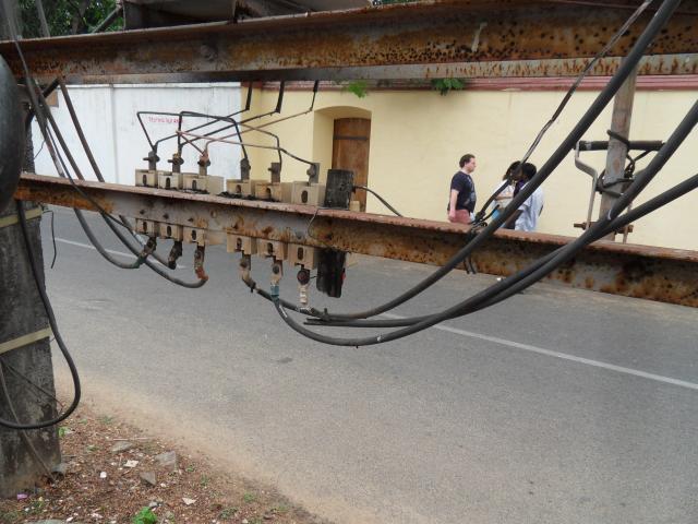 offene Verkabelungen an der Straße