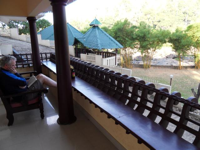 Warten auf das Frühstück auf unserem Balkon im Aruvi Resort Le Jardin