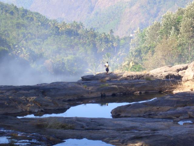Blick auf das morgendliche Flussbett im Aruvi Resort