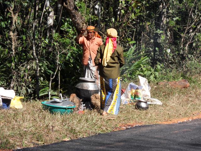 Frauen bereiten das Essen für ihre im Straßenbau beschäftigten Männer zu.