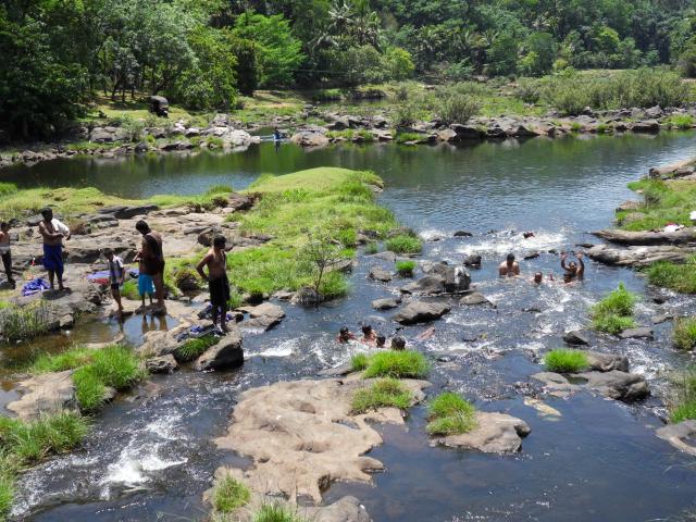 Badende im Pamba-Fluss