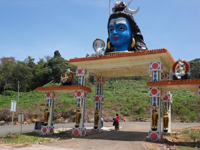 vorbei am Mahadevar Tempel in Nilakkal