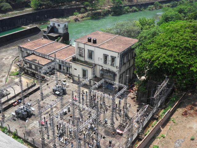 Dam Elektrostation am Thenmala Dam