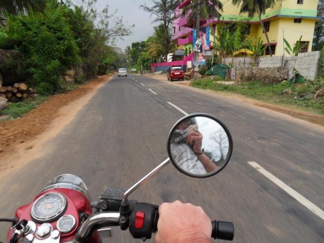 zu zweit auf dem Motorrad zum Abendessen in den Ort