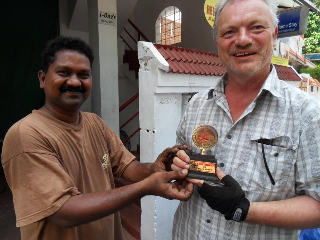 Pokalverleihung durch den Motorradvermieter für den Best Rider On Indian Roads
