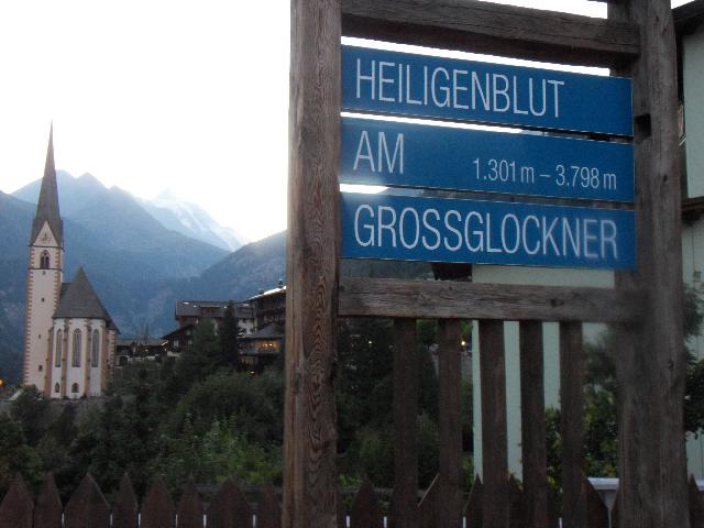 Abendlicher Blick auf die Kirche in Heiligenblut mit seiner Kirche Hl. Vinzenz