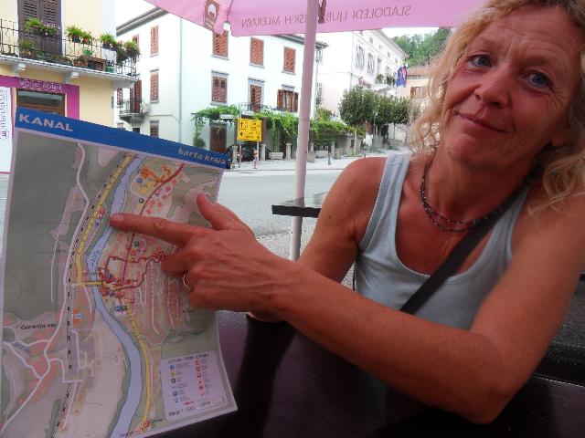 Steffi mit Stadtplan von Kanal