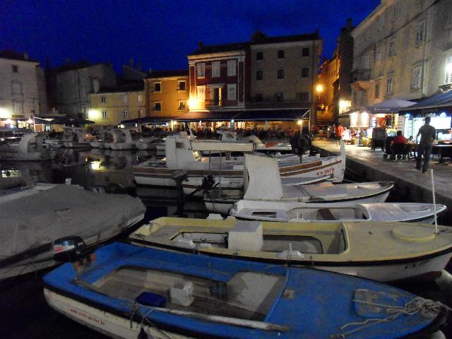 die Altstadt von Cres im Abendlicht