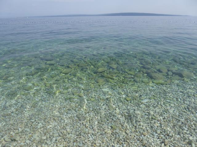 glasklares Wasser am Strand von Beli