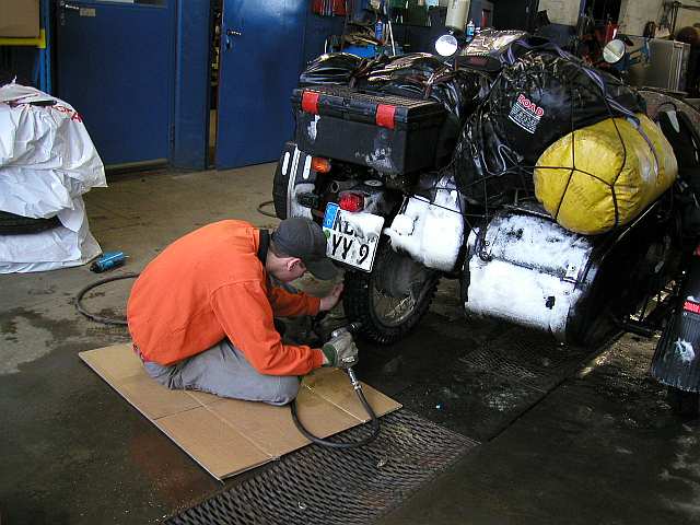 Löcher-Bohren ins Hinterrad der BMW