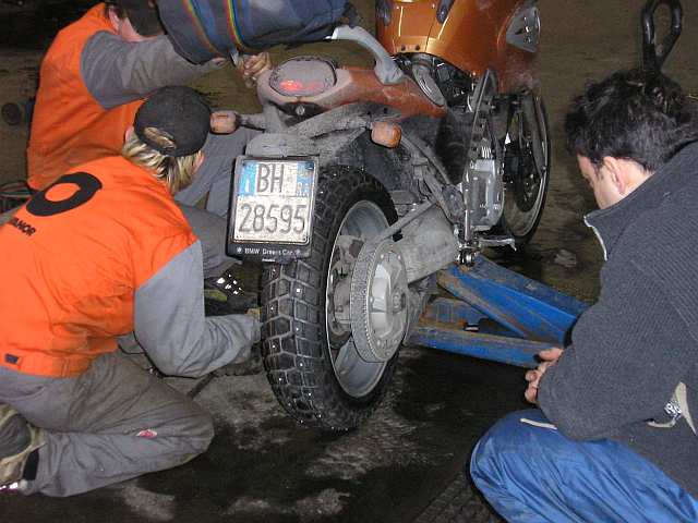 der Enduro-Reifen mit Spikes ist endlich montiert