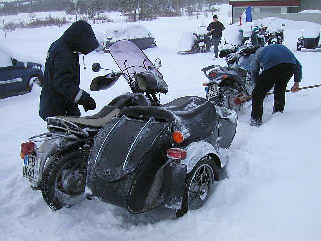Ralf und Matze beim Freikehren ihrer Maschinen
