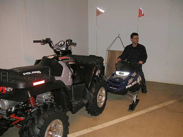 Ralf beim Test der Fahrzeuge in der Tief-Garage des Hotels